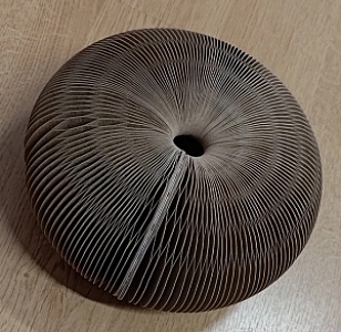 Zolux Chatouille Drapka tekturowa składana z piłką i kocimiętką