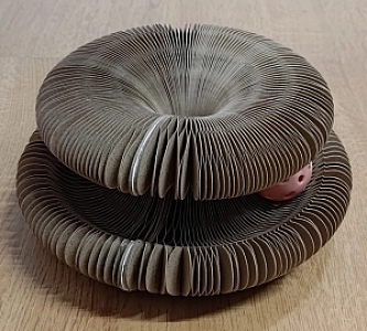 Zolux Chatouille Drapka tekturowa składana z piłką i kocimiętką