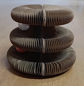 Zolux Chatouille Drapka tekturowa składana podwójna z piłkami i kocimiętką