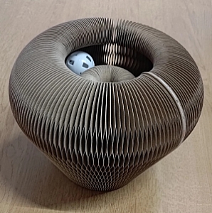 Zolux Chatouille Drapka tekturowa składana łapka z piłką i kocimiętką