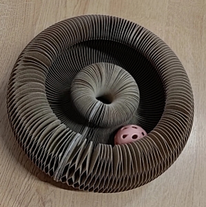 Zolux Chatouille Drapka tekturowa składana z piłką i kocimiętką